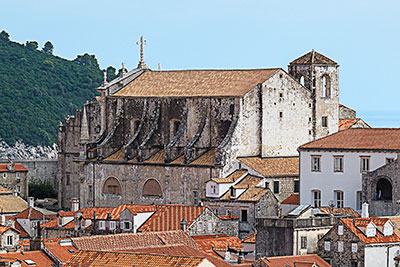 Kroatien, Dubrovnik-Neretva, Dalmatien,Süddalmatien, Blick von der Festungsmauer auf die Altstadt mit der Kirche St. Ignatius und dem Franziskanerkloster
