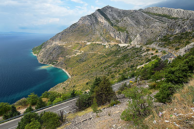 Kroatien, Split-Dalmatien, Dalmatien,Mitteldalmatien, Küstenstraße entlang des Biokovo Gebirges beim Strand Plaza Vruja östlich der Ortschaft Pisak