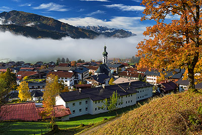 Deutschland, Bayern, Bayerische Alpen,Chiemgauer Alpen, Ausblick auf das Dorfzentrum mit Kaisergebirge im Hintergrund